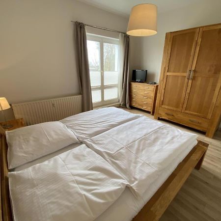Bootshaus/ Holzdeck Apartment รอสต็อค ภายนอก รูปภาพ